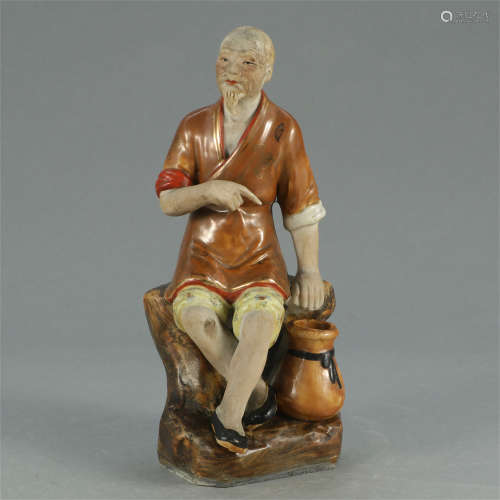 A CHINESE THREE COLOR PORCELAIN FIGURE SEATED STATUE TABLE ITEM