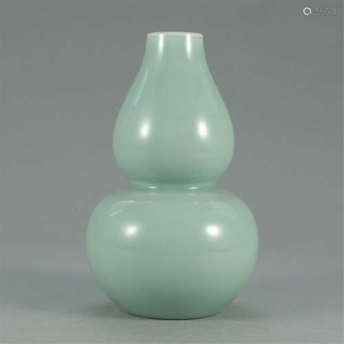 A CHINESE PORCELAIN PEA GREEN GOURD VASE