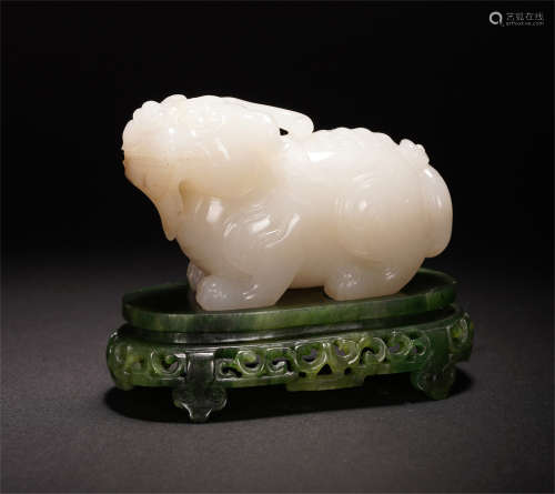 A CHINESE BEAST SHAPE WHITE JADE TABLE ITEM