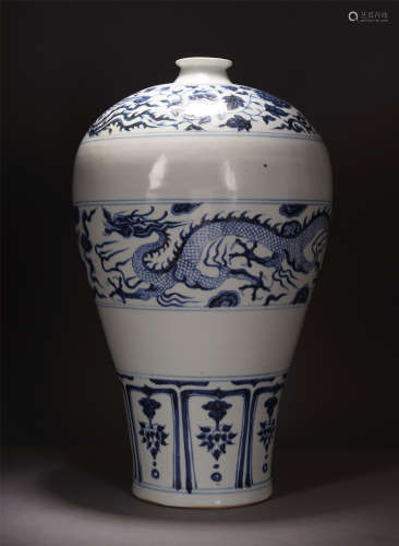 A CHINESE BLUE AND WHITE PORCELAIN DRAGON PATTERN MEIPING VASE