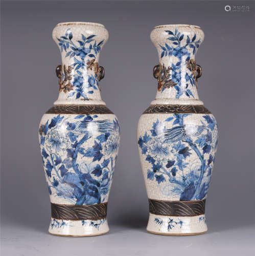 A PAIR OF CHINESE BLUE ABD WHITE PORCELAIN GE GLAZE DOUBLE HANDLD VIEWS VASE