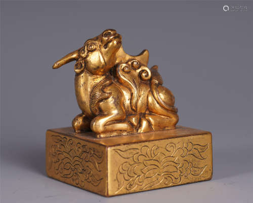 A CHINESE BEAST HANDLE GILT BRONZE CARVED FLOWER PATTERN SEAL