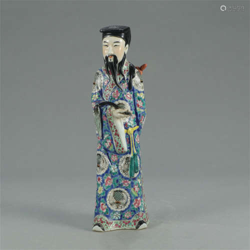 A CHINESE FAMILLE ROSE PORCELAIN FIGURER STANDING STATUE TABLE ITEM