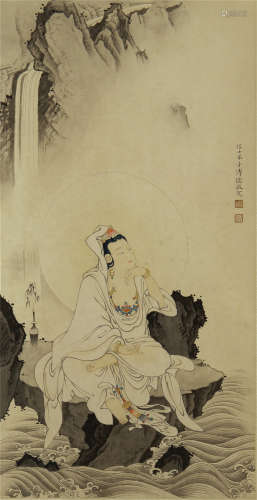 A CHINESE VERTICAL SCROLL PAINTING OF SEATED GUANYIN BY PURU