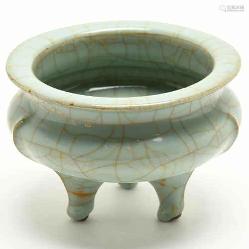 Chinese Longquan Guan-Type Tripod Censer.