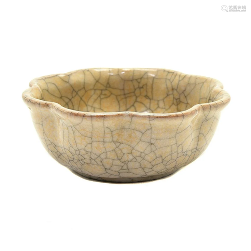 Chinese Ge-Type Foliate 'Lotus' Bowl