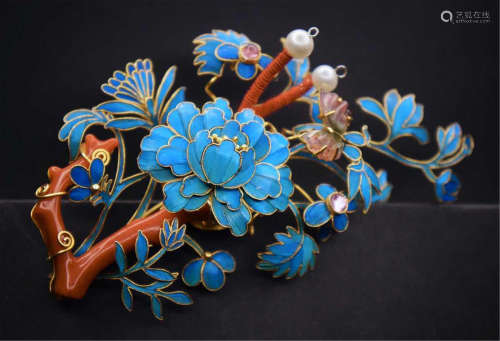 A CHINESE GILT SILVER FILAMENT KINGFISHER FEATHER BUTTERFLY PEONY HAIR PIN