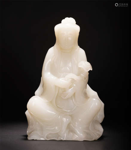 A CHINESE WHITE JADE GUANYIN SEATED STATUE TABLE ITEM