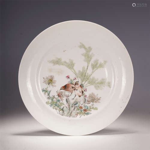 A CHINESE PORCELAIN FAMILLE ROSE FLOWER AND BIRD PATTERN VIEWS PLATE
