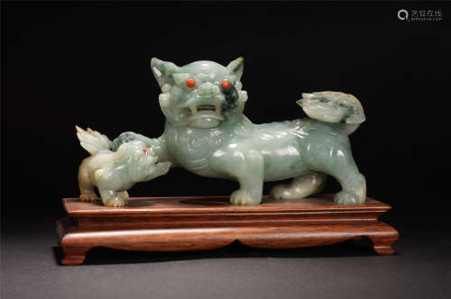 A CHINESE JADEITE INLAID GEM STONE BEAST MOTHER AND SON TABLE ITEM