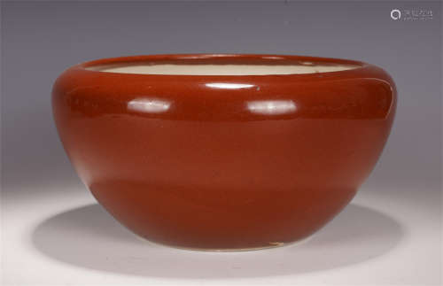 A CHINESE RED AND GLAZE PORCELAIN JAR