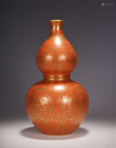 A CHINESE CORAL BOTTOM GOLD PAINTED TWISTED BRANCH LOTUS PATTERN GOURD BOTTLE