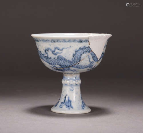 A CHINESE BLUE AND WHITE DRAGON PATTERN STEM CUP