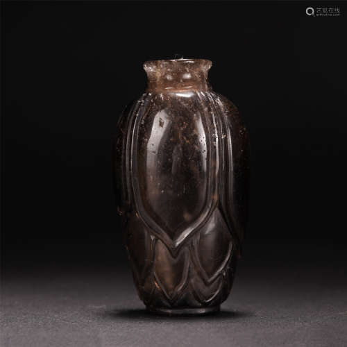 A CHINESE TEA CRYSTAL CARVED FLOWER SNUFF BOTTLE