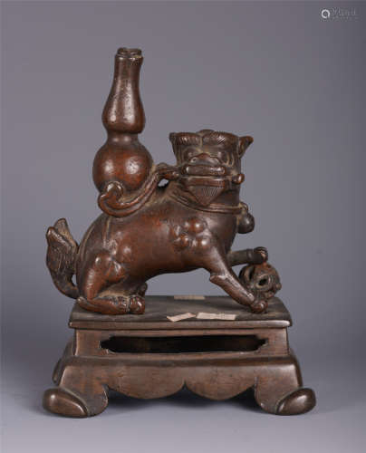 A CHINESE LION SHAPE BRONZE TABLE ITEM