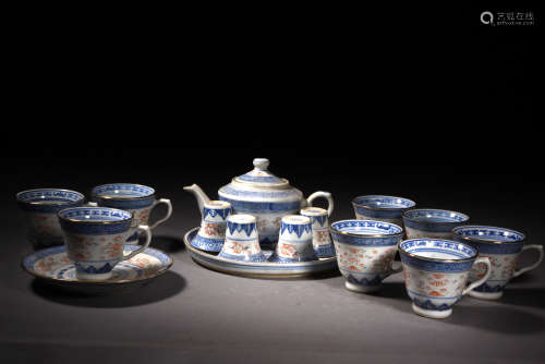 青花矾戏彩玲珑瓷茶具15件 A Chinese Blue and White Floral Porcelain tea set, 15pcs