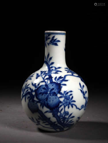 青花福寿纹小天球瓶 A Chinese Blue and White Floral Porcelain Vase