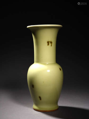 苹果绿地鹧鸪斑花觚 A Chinese Apple Green Porcelain Flower Vase
