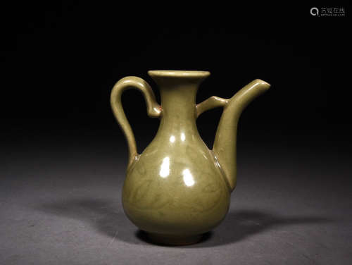 龙泉花卉执壶 A Chinese Floral Porcelain Ewer