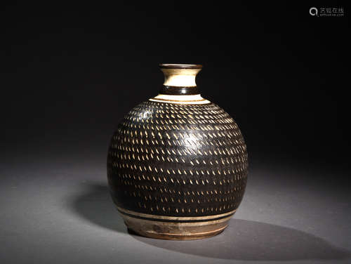 黑釉跳刀嘟噜瓶 A Chinese Black Porcelain Vase