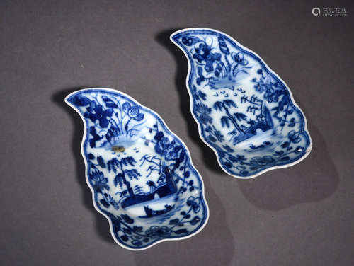 青花山水人物叶型茶船一对 A Pair of Chinese Blue and White Landscape Porcelain saucers