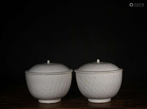 白釉席纹盖罐 一对 a Pair of Chinese White Glazed Porcelain Jars with Cover