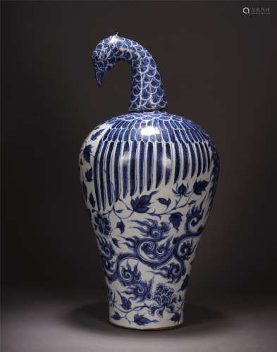A CHINESE BLUE AND WHITE PORCELAIN PHOENIX HEAD ZUN VASE