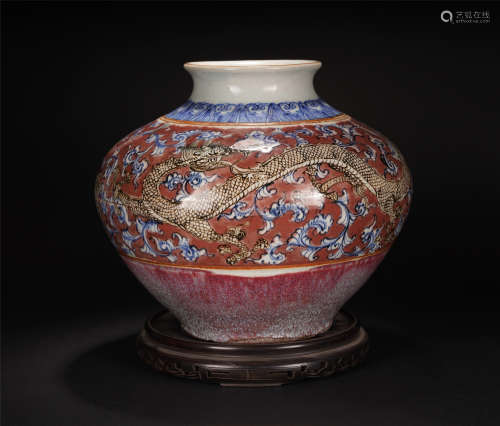 A CHINESE BLUE AND WHITE PORCELAIN RED UNDER GLAZE DRAGON PATTERN JAR