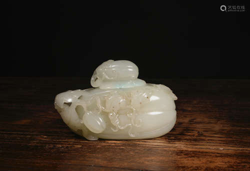 白玉瓜瓞盖盒 A Chinese White Jade Box with Cover