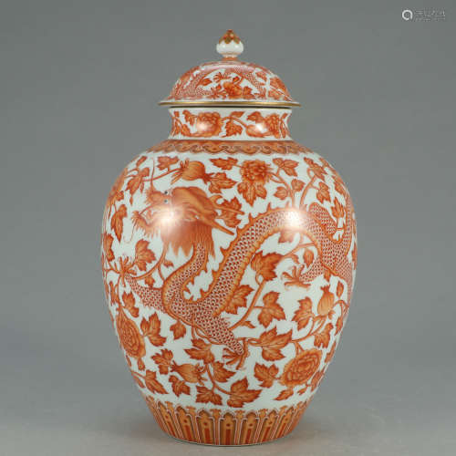 A CHINESE PORCELAIN ALUM RED DRAGON PATTERN LIDDED JAR