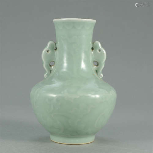A CHINESE PORCELAIN PEA GREEN ENGRAVING DOUBLE HANDLE VASE