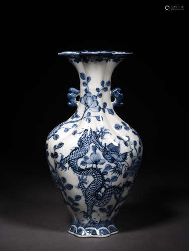 青花龙穿花包袱花口花插 A Chinese Blue and White Dragon Pattern Porcelain Flower receptacle