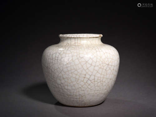 哥釉罐 a Chinese Ge Glazed Porcelain Jar