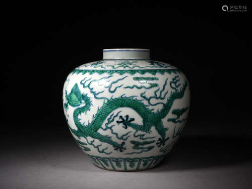 青花绿彩龙纹罐 A Chinese Blue and White Green Dragon Pattern Porcelain Jar