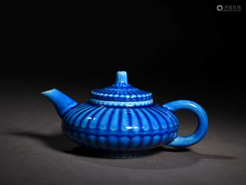 孔雀兰釉菊瓣壶 A Chinese Peacock Blue Glazed Porcelain Pot