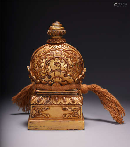 A CHINESE CARVED PATTERN GILT BRONZE SEAL