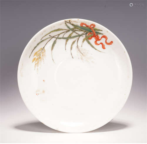 A CHINESE PORCELAIN FAMILLE ROSE FLOWER PATTERN PLATE