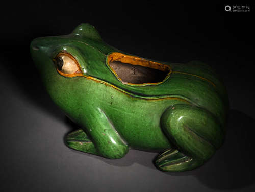 琉璃三彩蛙型花盆 A Chinese Glass Tricolour Frog-shaped Flowerpot