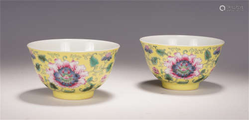 A PAIR OF CHINESE YELLOW BOTTOM FAMILLE ROSE FLOWER BOWL