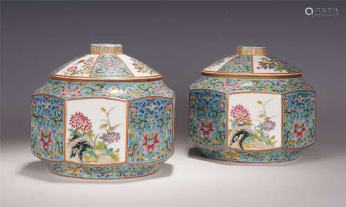 A PAIR CHINESE TURQUOISE BOTTEM FAMILLE ROSE FLOWER PATTERN LIDDED JAR CAN