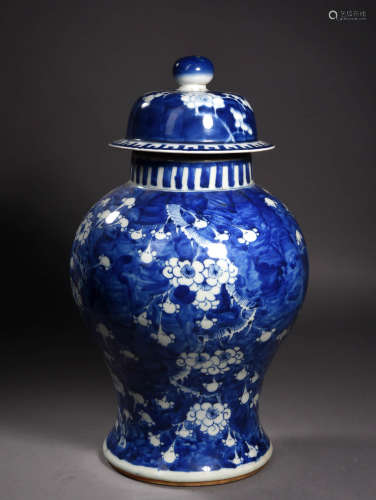 青花冰梅将军罐 A Chinese Blue and White Floral Porcelain Jar