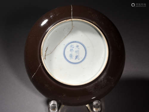 红釉盘 A Chinese Red Glazed Porcelain Plate