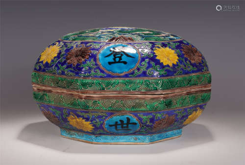 A CHINESE PORCELAIN THREE COLORS FLOWER PATTERN LIDDED HAND BOX