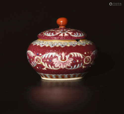 乾隆珐琅彩盖盒 A Chinese Enamel Porcelain Box with Cover