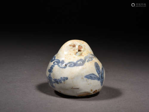 青花花卉纸镇 A Chinese Blue and White Floral Porcelain Paper Weight