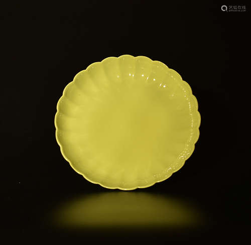黄釉菊瓣盘 A Chinese Yellow Glazed Porcelain Plate