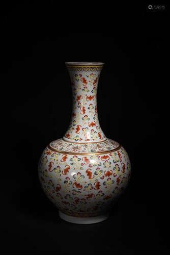 粉彩云福赏瓶 A Chinese Famille Rose Floral Porcelain Vase