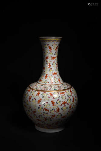 粉彩云福赏瓶 A Chinese Famille Rose Floral Porcelain Vase