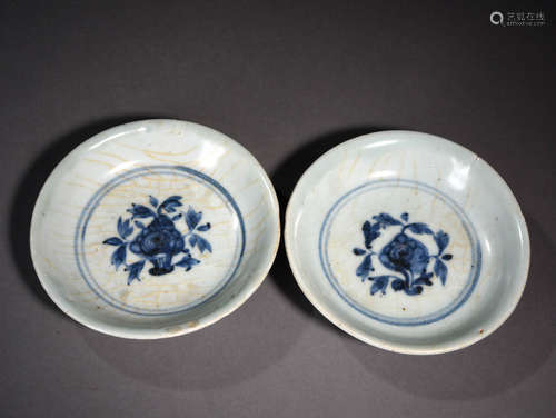 青花花卉盘一对 A Pair of Chinese Blue and White Porcelain Plates