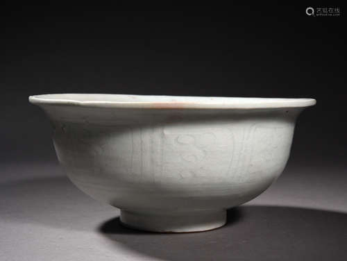 釉里红划花鹤纹碗 A Chinese Underglazed Red Painted Porcelain Bowl